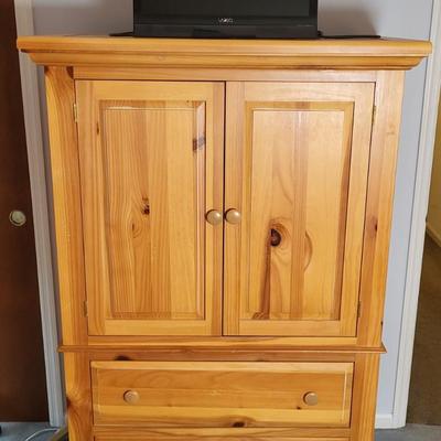 LOT 17B: Broyhill Standing Dresser with Vizio 21" TV and Remote