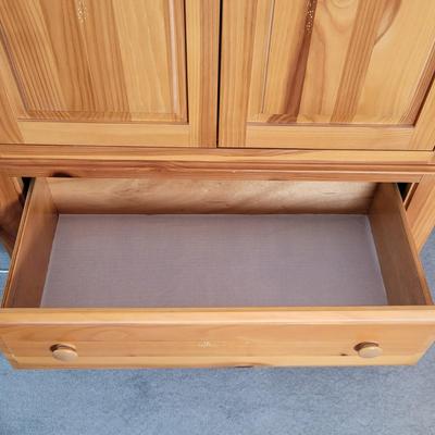 LOT 17B: Broyhill Standing Dresser with Vizio 21" TV and Remote