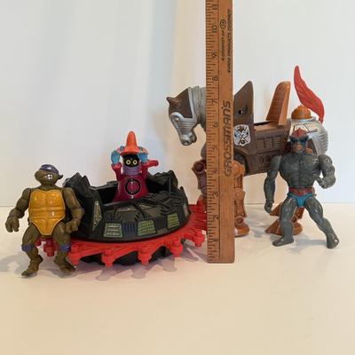 LOT 59F: 1980s Masters of the Universe & TMNT Toys