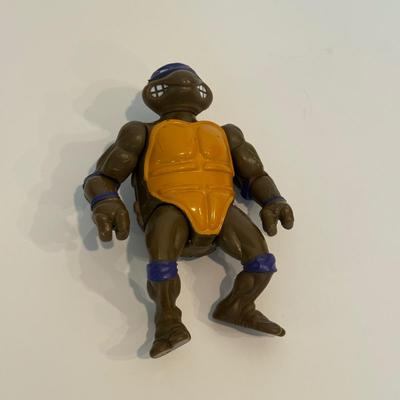 LOT 59F: 1980s Masters of the Universe & TMNT Toys
