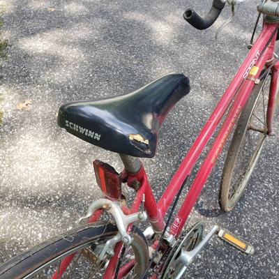 LOT 67G: Diamonback Outlook and Schwinn Sprint Touring Mountain Bikes