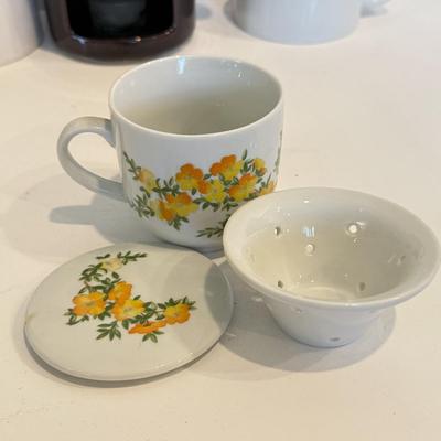 LOT 117F: Teapots & Cups w/ Steepers, Pfaltzgraff Tea Pot w/ Warmer