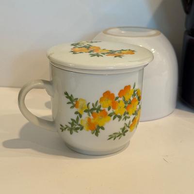 LOT 117F: Teapots & Cups w/ Steepers, Pfaltzgraff Tea Pot w/ Warmer