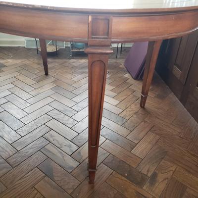 LOT 138D: Dining Room Table with Two 18" Leaf Extensions