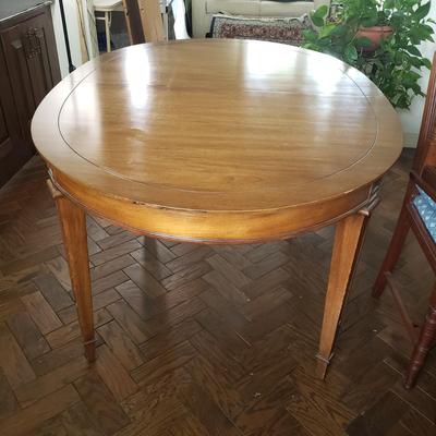 LOT 138D: Dining Room Table with Two 18" Leaf Extensions