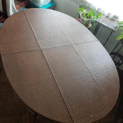 LOT 138D: Dining Room Table with Two 18" Leaf Extensions