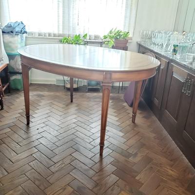 LOT 138D: Dining Room Table with Two 18" Leaf Extensions