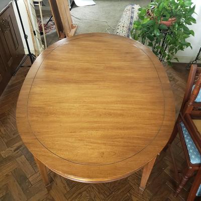 LOT 138D: Dining Room Table with Two 18" Leaf Extensions