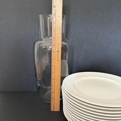 LOT 146F: Villeroy & Boch Glass Vase & 12 China Plates (1748)