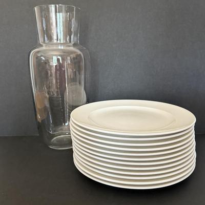 LOT 146F: Villeroy & Boch Glass Vase & 12 China Plates (1748)