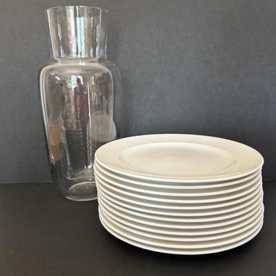 LOT 146F: Villeroy & Boch Glass Vase & 12 China Plates (1748)