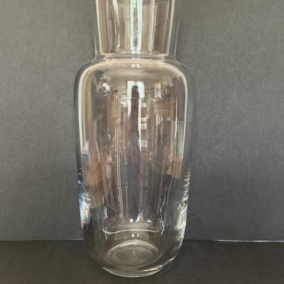 LOT 146F: Villeroy & Boch Glass Vase & 12 China Plates (1748)
