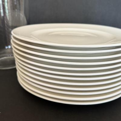 LOT 146F: Villeroy & Boch Glass Vase & 12 China Plates (1748)