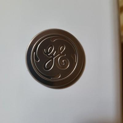 LOT 153G: White G&E Refrigerator