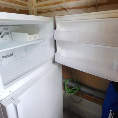 LOT 153G: White G&E Refrigerator