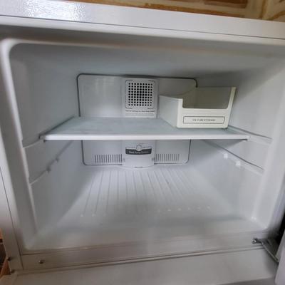 LOT 153G: White G&E Refrigerator