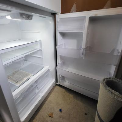 LOT 153G: White G&E Refrigerator