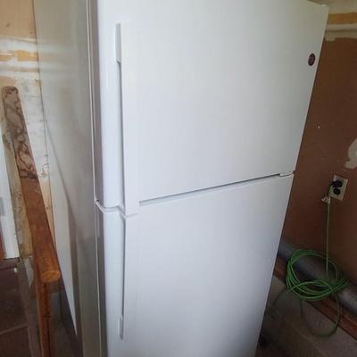 LOT 153G: White G&E Refrigerator