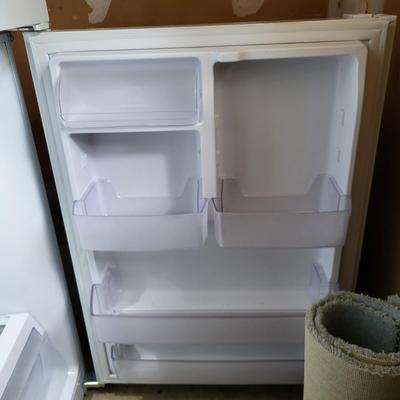 LOT 153G: White G&E Refrigerator