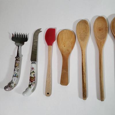 LOT 183K: Collection of Baking Items Including Bowls, Pyrex and More