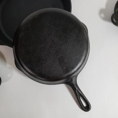LOT 224K: Cast Iron Frying Pans; Lodge Round Mini Serving Pans