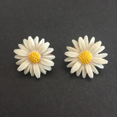 Vintage, Sarah Coventry, Lucite, plastic daisy clip on earrings