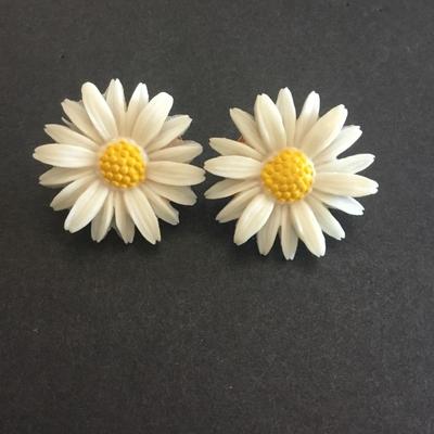 Vintage, Sarah Coventry, Lucite, plastic daisy clip on earrings