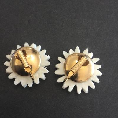 Vintage, Sarah Coventry, Lucite, plastic daisy clip on earrings
