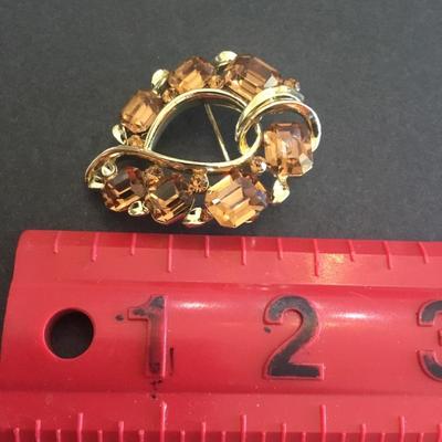 Lisner Goldtone brooch with emerald cut amber brown glass stones excellent condition very beautiful. Very nice.