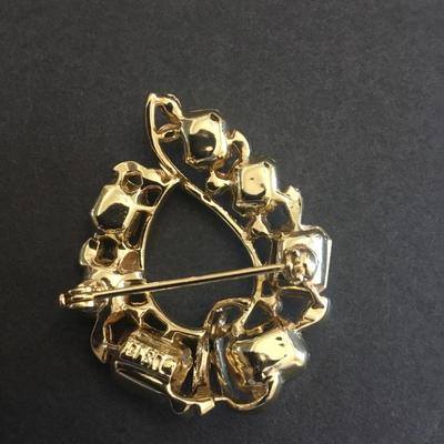 Lisner Goldtone brooch with emerald cut amber brown glass stones excellent condition very beautiful. Very nice.
