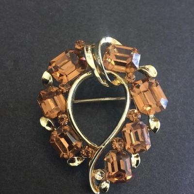 Lisner Goldtone brooch with emerald cut amber brown glass stones excellent condition very beautiful. Very nice.