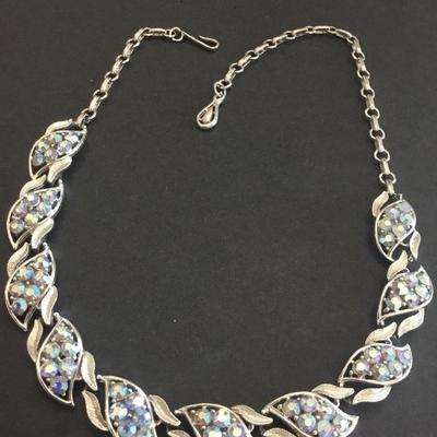 Beautiful, silver toned tinted coral, rhinestone choker necklace excellent condition very beautiful