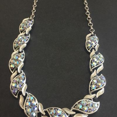 Beautiful, silver toned tinted coral, rhinestone choker necklace excellent condition very beautiful