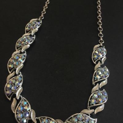 Beautiful, silver toned tinted coral, rhinestone choker necklace excellent condition very beautiful