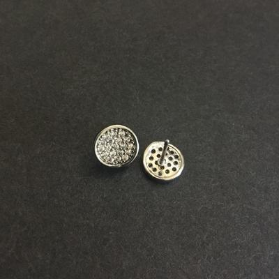 Beautiful Silvertone crystal stud earrings very beautiful