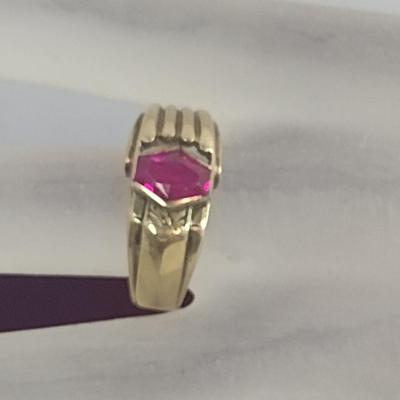 10 Karat Yellow Gold and Pink Stone Ring- Approx Size 9- Approx Total Weight 5.0 Grams (#39)