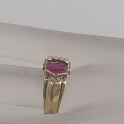 10 Karat Yellow Gold and Pink Stone Ring- Approx Size 9- Approx Total Weight 5.0 Grams (#39)