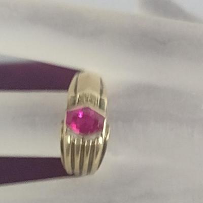 10 Karat Yellow Gold and Pink Stone Ring- Approx Size 9- Approx Total Weight 5.0 Grams (#39)