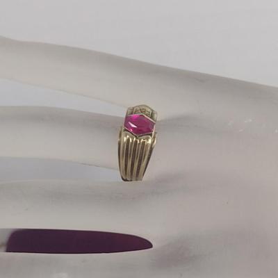 10 Karat Yellow Gold and Pink Stone Ring- Approx Size 9- Approx Total Weight 5.0 Grams (#39)