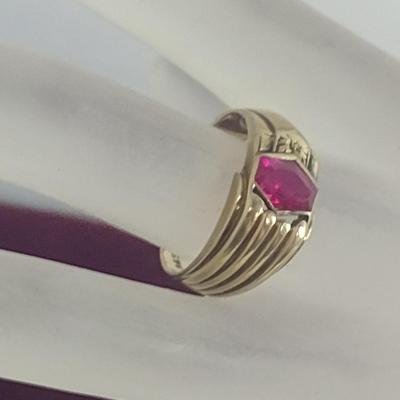 10 Karat Yellow Gold and Pink Stone Ring- Approx Size 9- Approx Total Weight 5.0 Grams (#39)