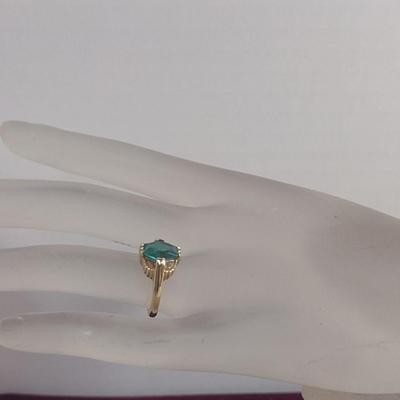 10 Karat Yellow Gold and Green Stone Ring- Approx Size 6- Approx Total Weight 3.9 Grams (#40)