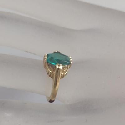 10 Karat Yellow Gold and Green Stone Ring- Approx Size 6- Approx Total Weight 3.9 Grams (#40)