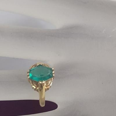 10 Karat Yellow Gold and Green Stone Ring- Approx Size 6- Approx Total Weight 3.9 Grams (#40)