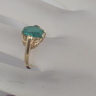 10 Karat Yellow Gold and Green Stone Ring- Approx Size 6- Approx Total Weight 3.9 Grams (#40)