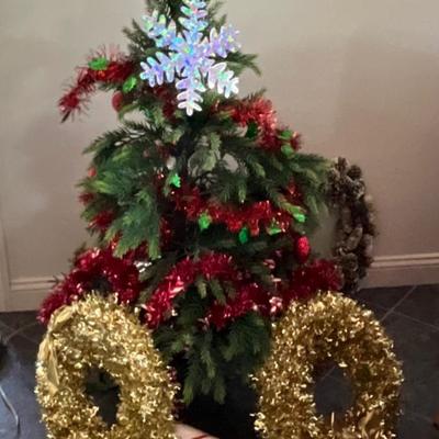 Small X-mas tree with 4 wreaths