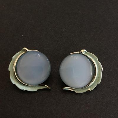 Lisner vintage clip on earrings