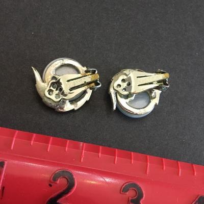 Lisner vintage clip on earrings