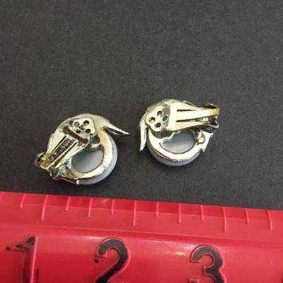 Lisner vintage clip on earrings