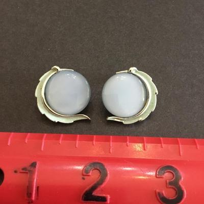 Lisner vintage clip on earrings