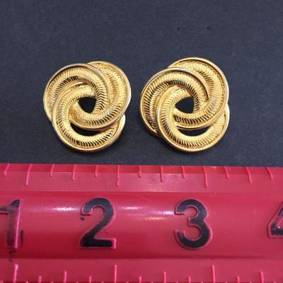 Vintage gold tone earrings very nice